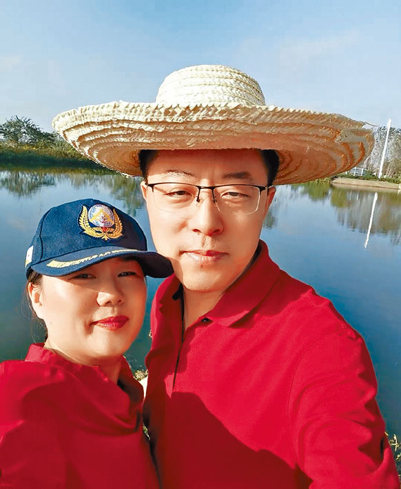 趙立堅夫人晒出兩人恩愛合照。