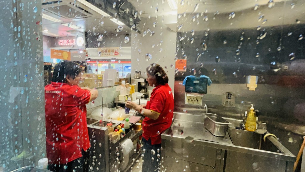 便利店被劫去1,000元及一包香煙。 便利店被劫去1,000元及一包香煙。