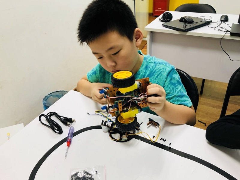 擂台機械人，可以自由組裝，作為STEM教育的教材。