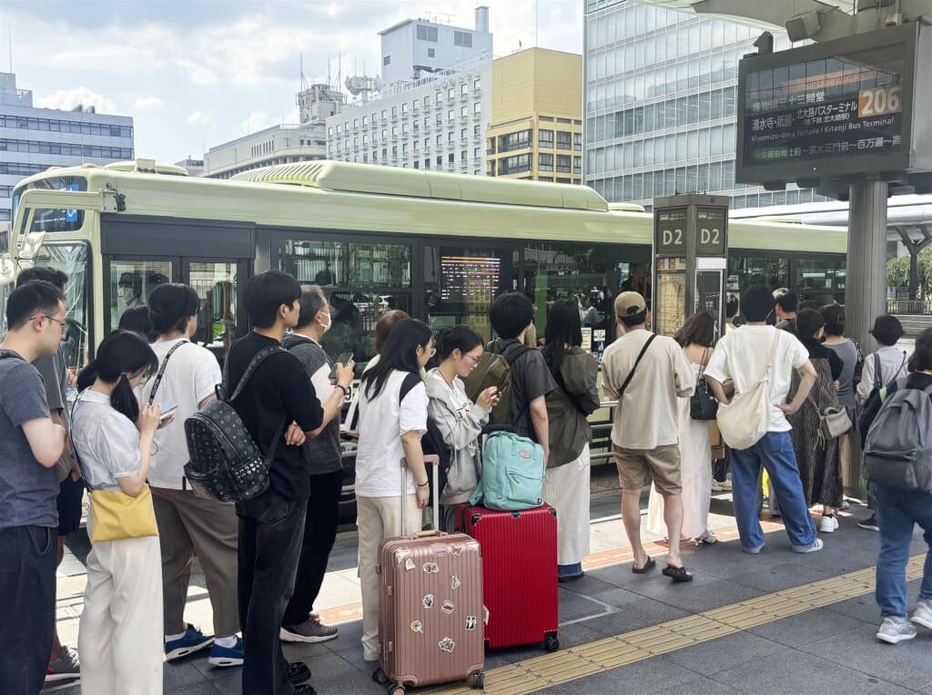 京都的外國遊客經常攜大型行李箱搭巴士。網上圖片