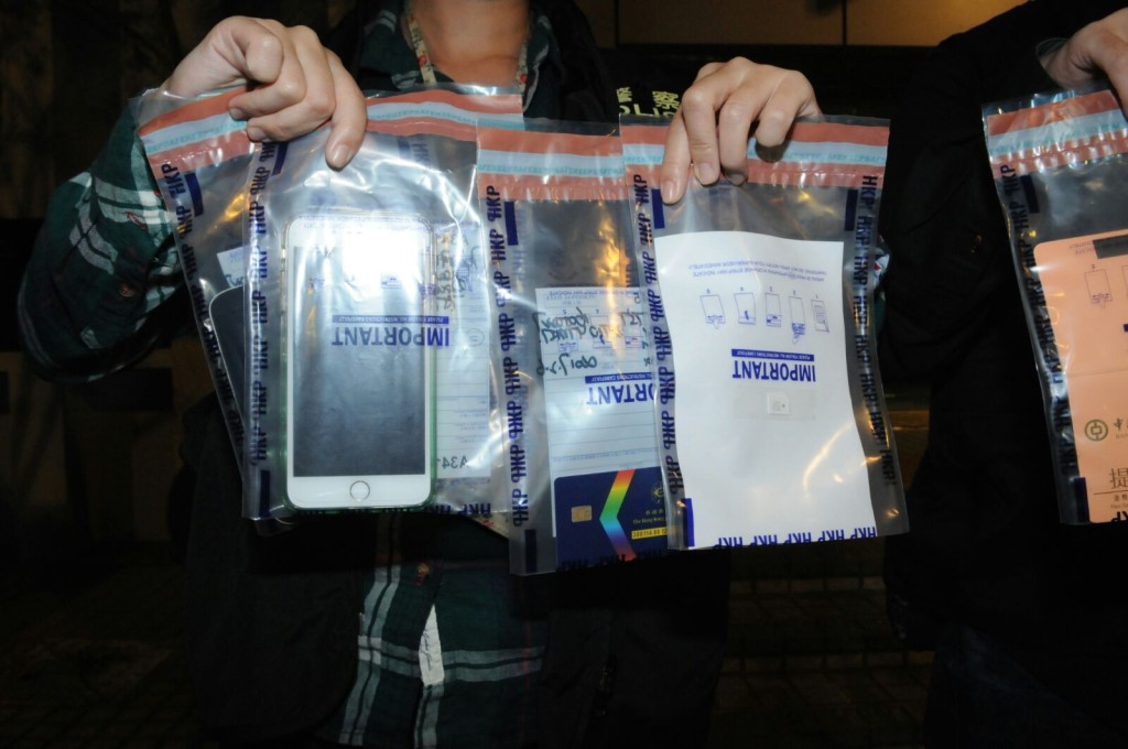 警方檢獲一批證物。李子平攝