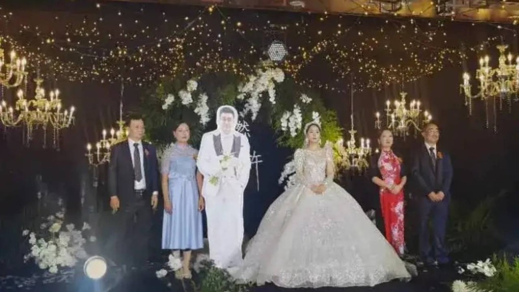 上海一名新郎因遇封控，新娘用人形纸牌替代。网图