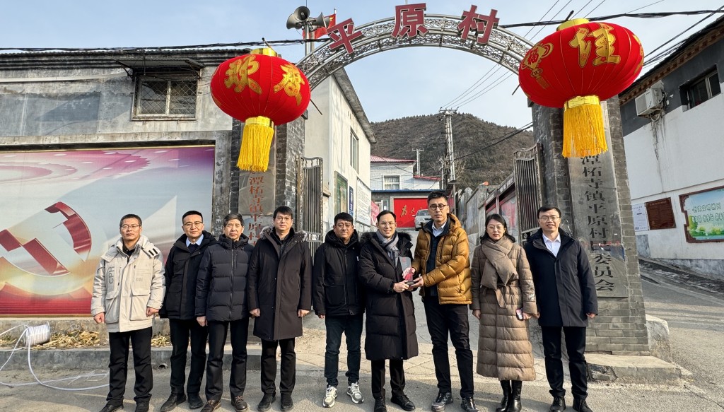 左一：門頭溝團區委副書記王磊及孫成成、門頭溝區民政局局長吳長套、 北京青少年發展基金會代表張君秘書長、潭柘寺平原村村書記韓宏然、香港青年聯會主席楊政龍、潭柘寺鎮組織委員張燃、北京市青年聯合會秘書長國瀟冉與門頭溝區團市委副書記張林合照。
