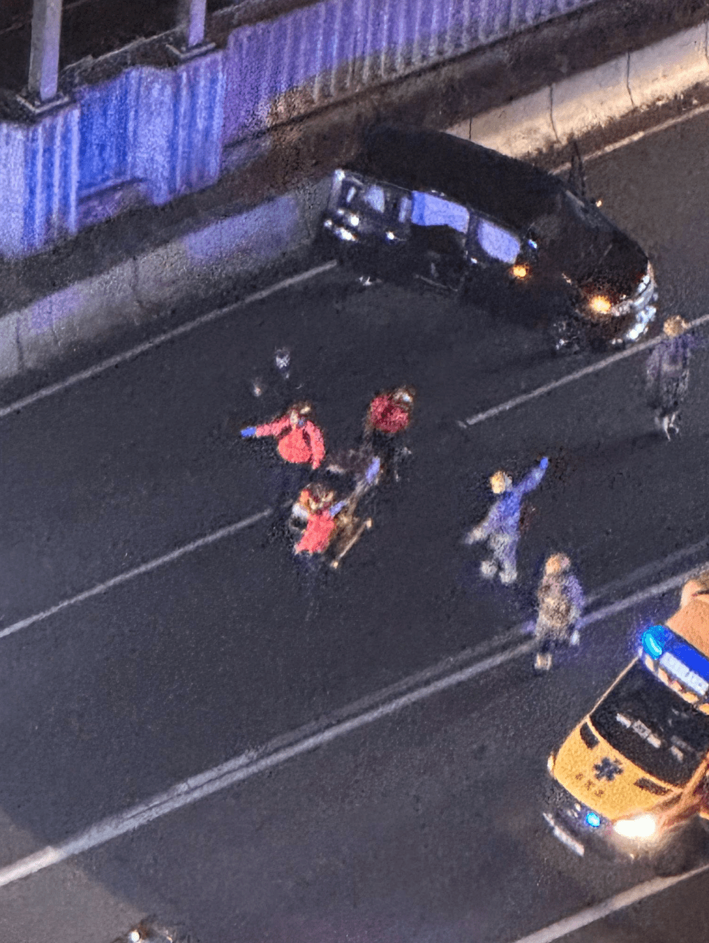 意外發生後，涉事私家車車尾嚴重損毀，橫亘在快線中央。FB@DKLeung