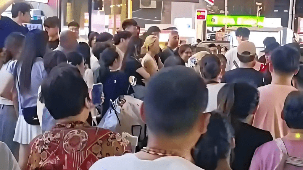 女子疑因未付款刮中百萬大獎遭攤主奪票爆糾紛,引發圍觀。 女子疑因未付款刮中百萬大獎遭攤主奪票爆糾紛,引發圍觀。
