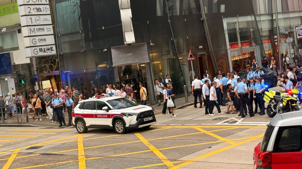 現場有多名警員進行調查。 現場有多名警員進行調查。