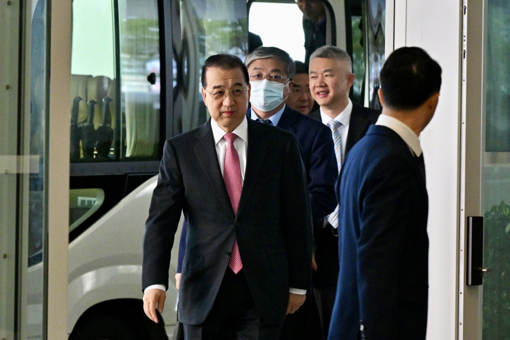 多名政界人士陸續抵達政總，圖為中聯辦副主任劉光源。