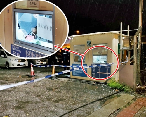 賊人以硬物打碎收銀亭玻璃窗。