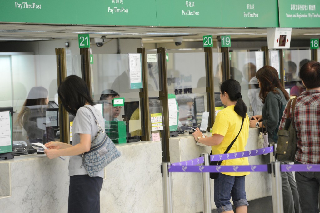 香港郵政指若郵資不足會阻延派遞，須繳付附加費。資料圖片