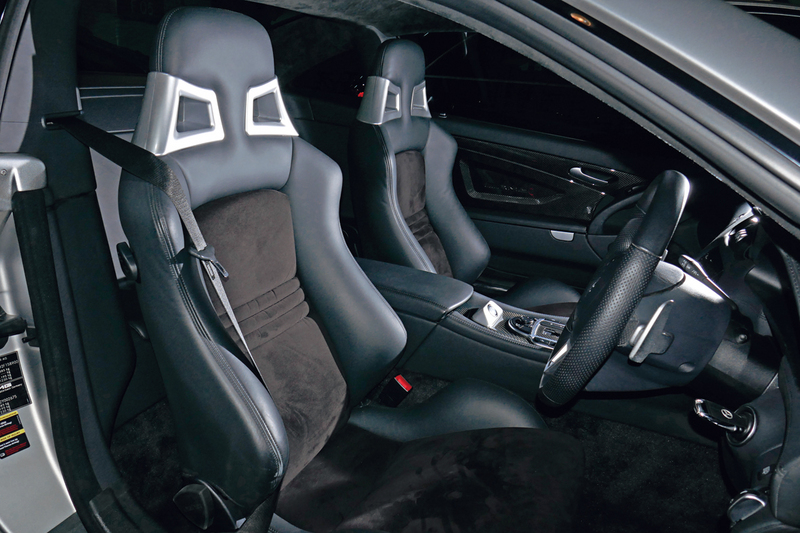 一对半桶型碳纤真皮座椅,由Nappa混合Alcantara皮革包裹。