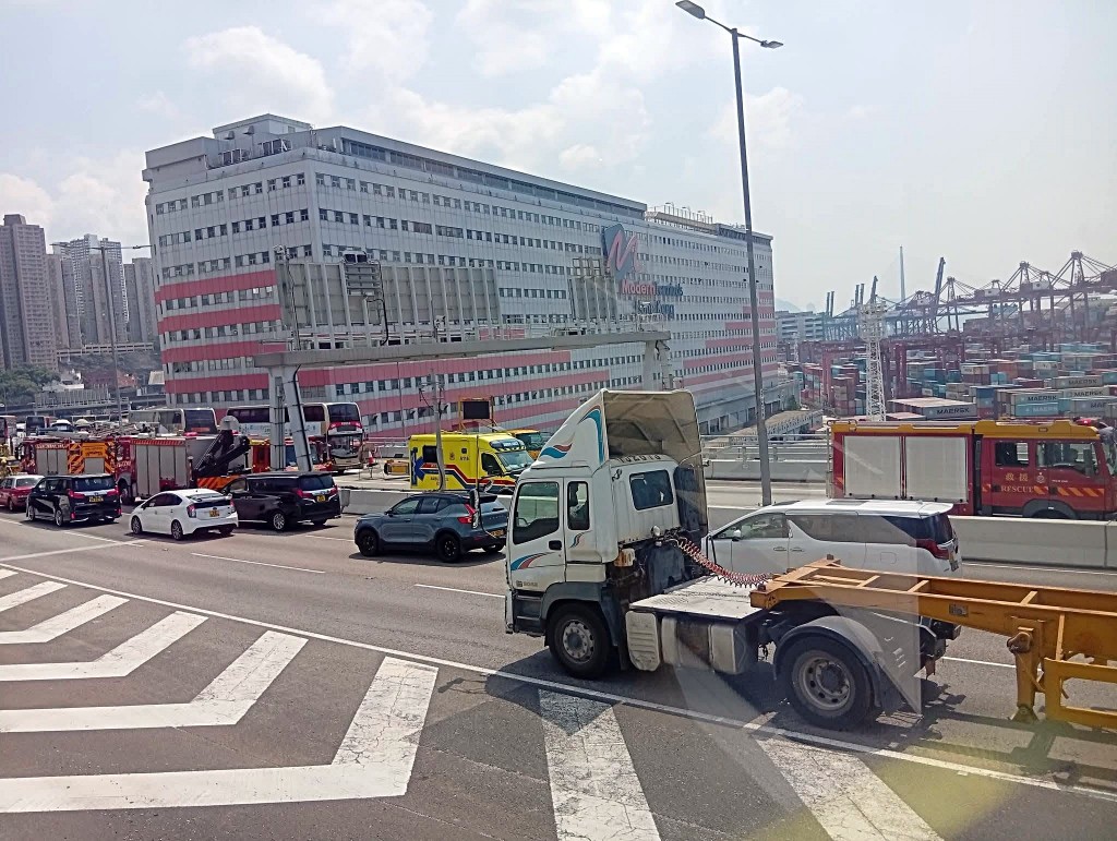 青葵公路發生四車串燒。網圖 青葵公路發生四車串燒。網圖