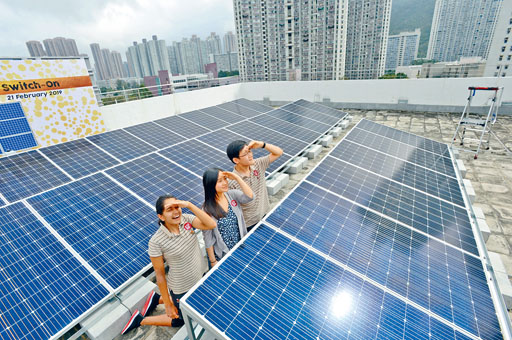 英基启新书院在学校天台安装三十二块太阳能板，是次项目的组长陈婧指，通过项目能够学习社交和谈判技能。