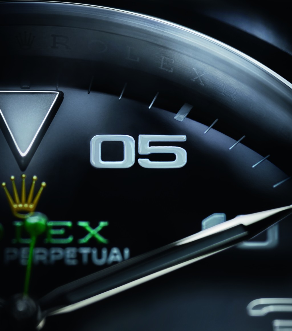 腕錶以特大雙位數字顯示每5分鐘或每5秒鐘的間隔刻度。