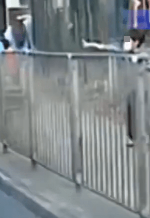 一輛黑色七人車駛至元朗西鐵站附近時，一名男童突然於行人路掉出一塊石頭。
