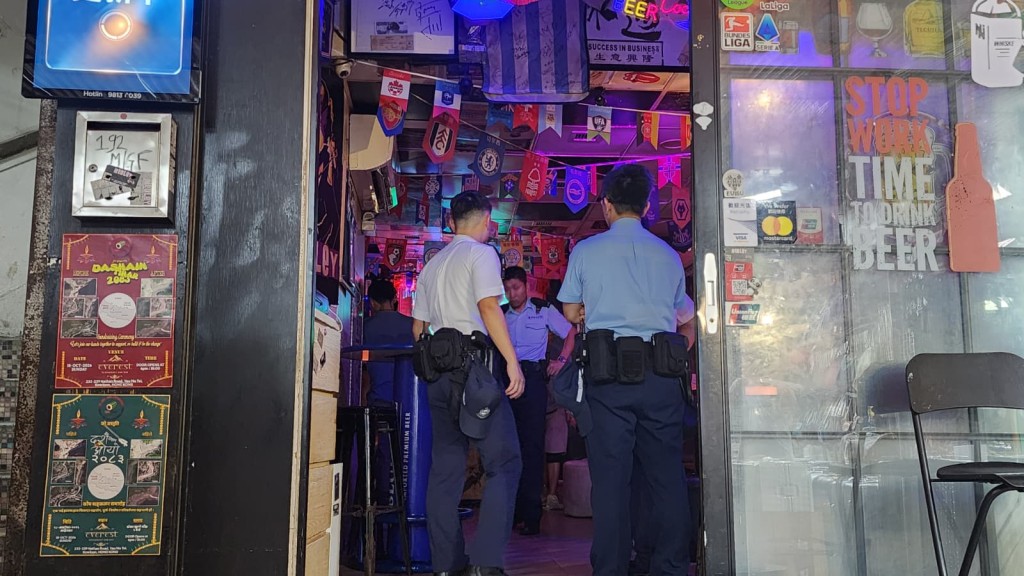 警員在一間酒吧內調查事件。黎志偉攝 警員在一間酒吧內調查事件。黎志偉攝