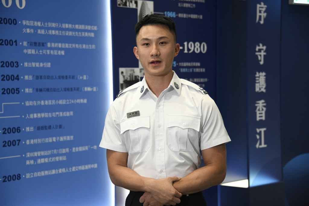見習入境事務主任受訓學員翁樂誦分享前往內地接受培訓的經歷。 楊偉亨攝 見習入境事務主任受訓學員翁樂誦分享前往內地接受培訓的經歷。 楊偉亨攝
