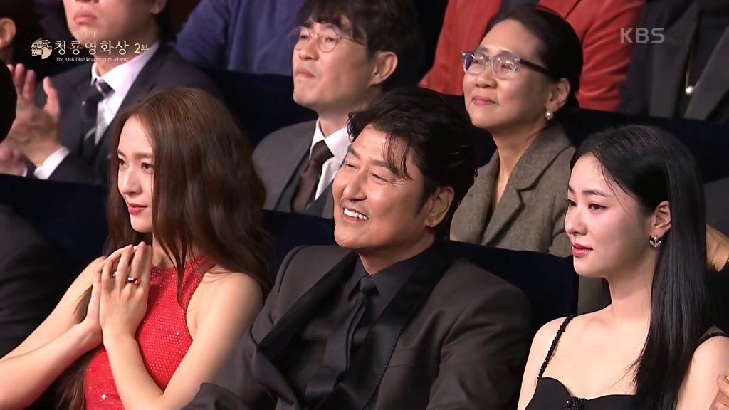 宋康昊笑得幾開心，但是他後面的男演員各個都好嚴肅。