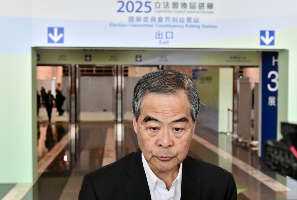 梁振英於上午九時許前往會展票站投票。