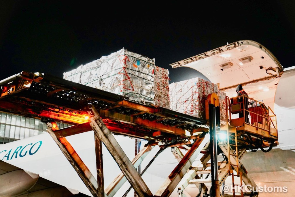 首批以空運包機形式由智利運抵香港的50公噸車厘子已於昨日(20日)凌晨率先利用「空陸鮮活產品專屬快線」 (鮮活快線)。