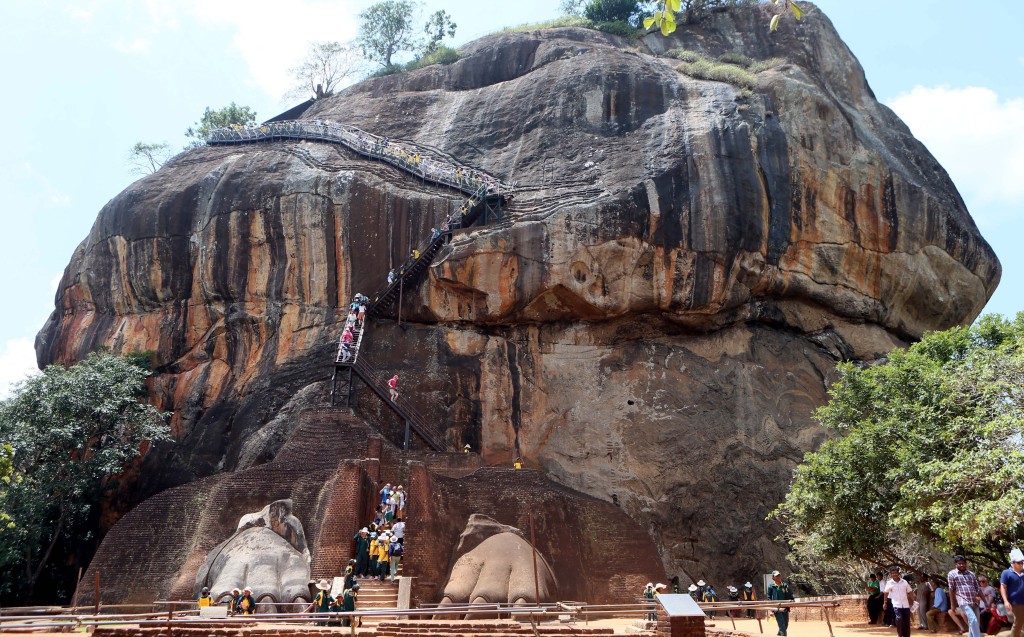 遊客參觀錫吉里耶（Sigiriya）獅子岩。 新華社