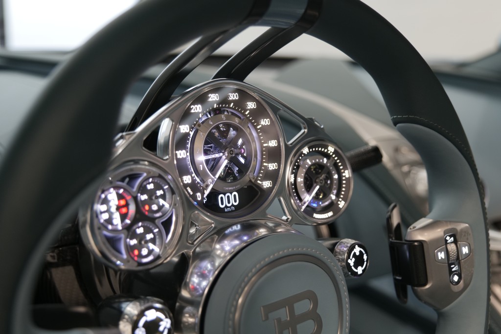 Bugatti Tourbillon極級超跑的「錶中有錶」設計，配合全透明外露齒輪推動格式，十足十陀飛輪腕錶機芯格局。