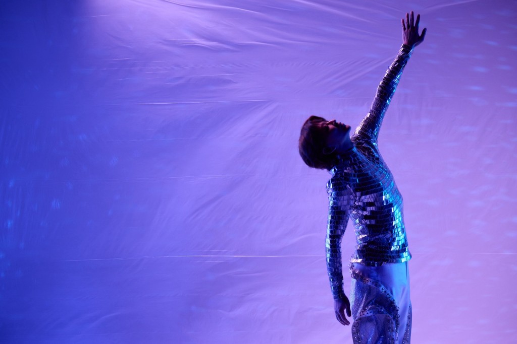 拍MV時，東東大嗌過癮。