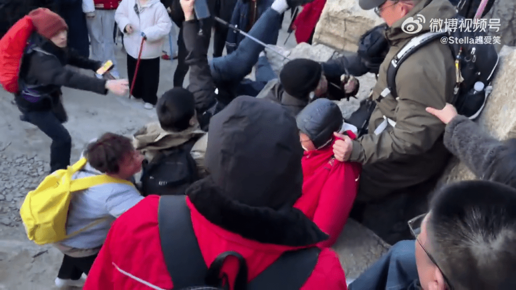 为争睇日出靓位，泰山爆游客冲突，多人扭打滚落山石。