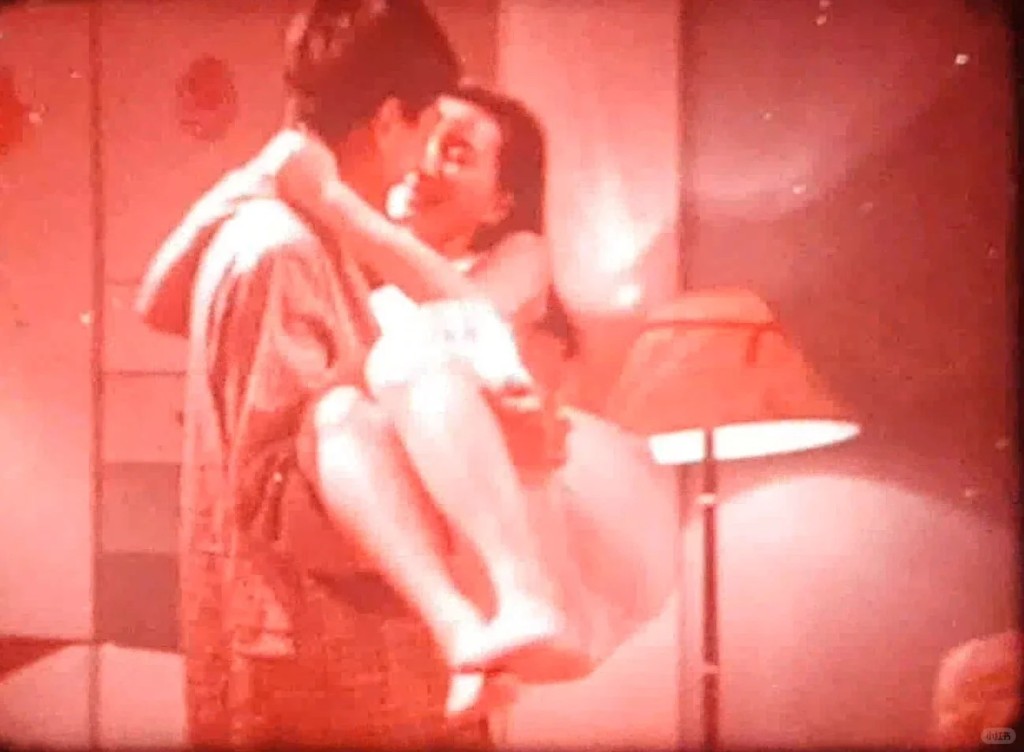 李小燕肆無忌憚在周曉軍面前會姦夫終招殺身禍。示意圖。《新婚學校》截圖