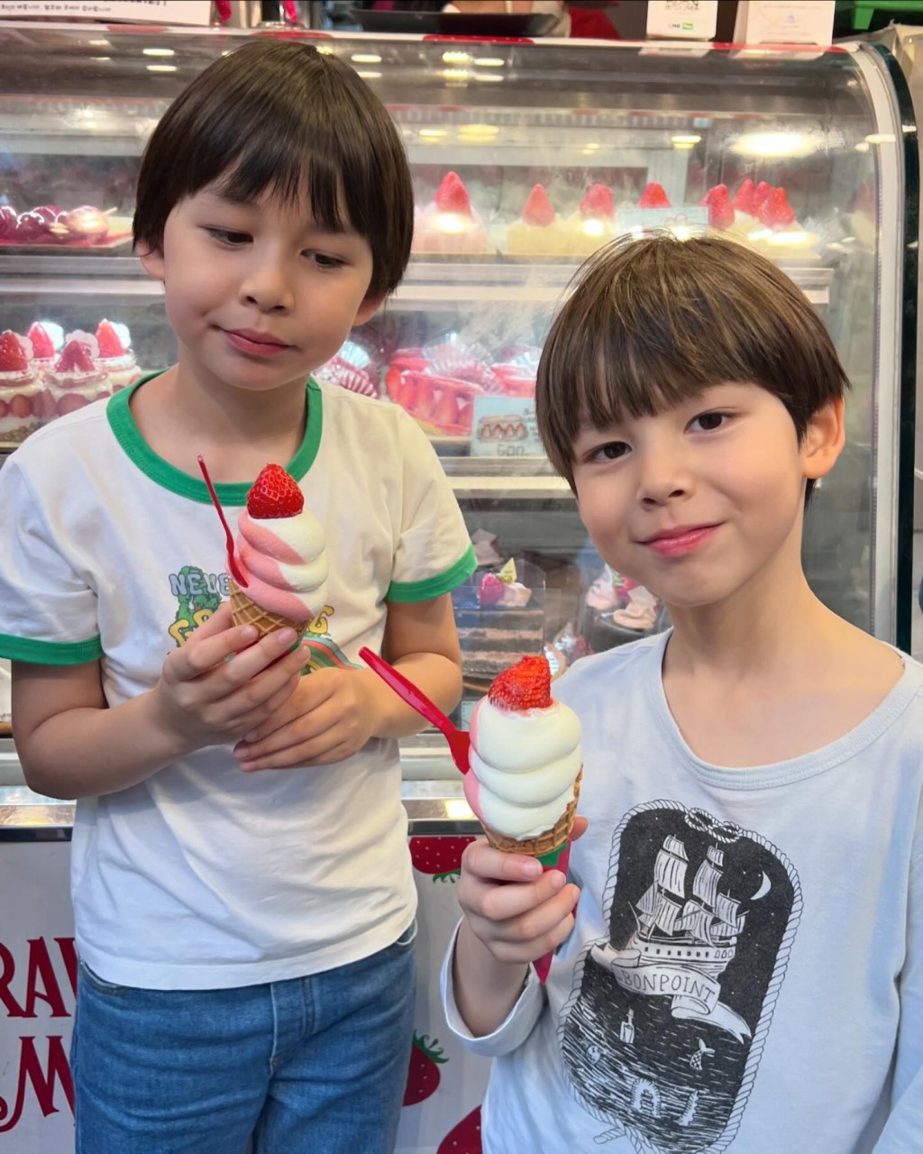 两个囝囝到心斎桥买草莓牛奶扭纹雪糕吃。