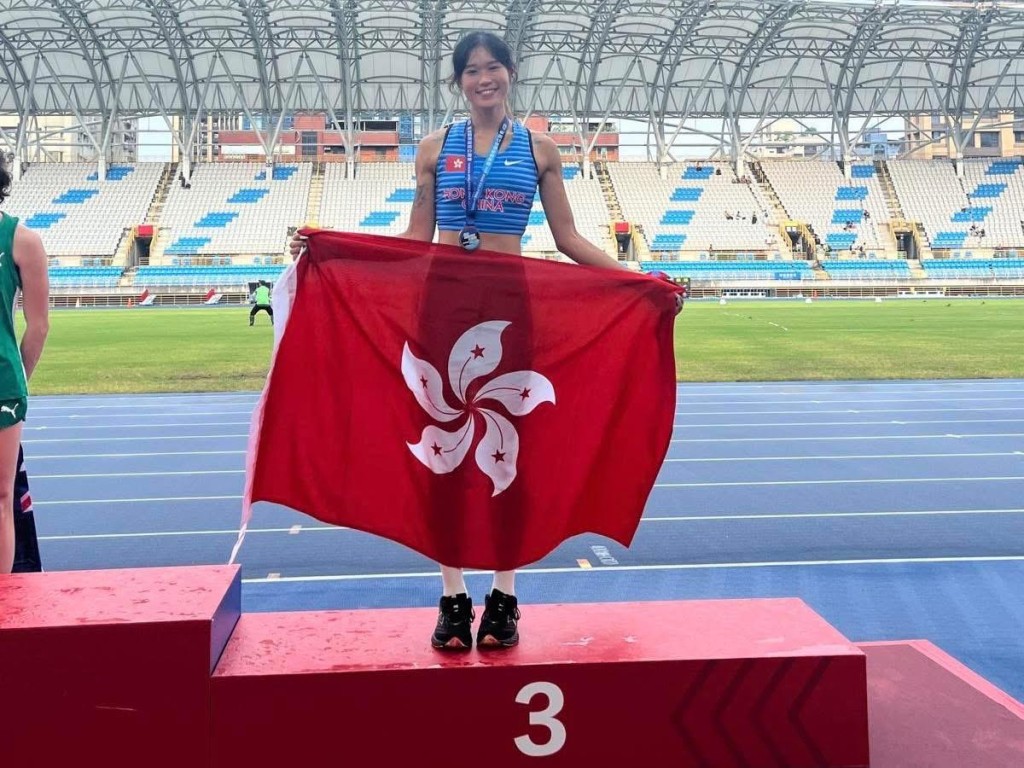 鍾慧欣在頒獎台上。香港田總FB 圖 鍾慧欣在頒獎台上。香港田總FB 圖