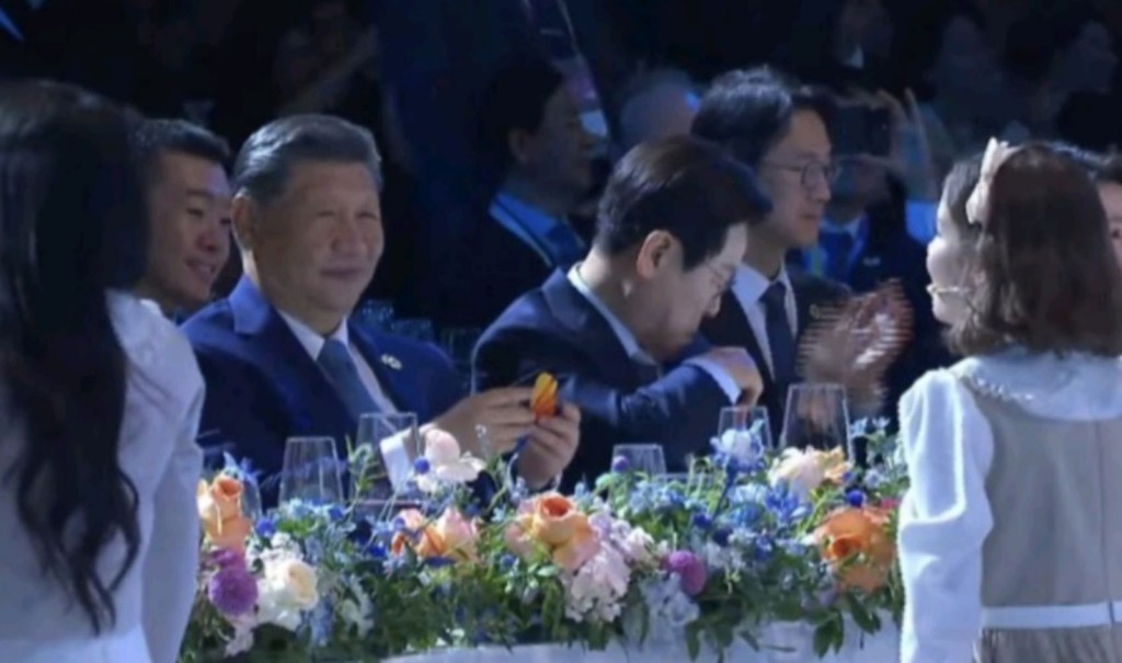 兒童合唱團向首長們送上紙蝴蝶,習近平親切地笑着接下禮物。 兒童合唱團向首長們送上紙蝴蝶,習近平親切地笑着接下禮物。