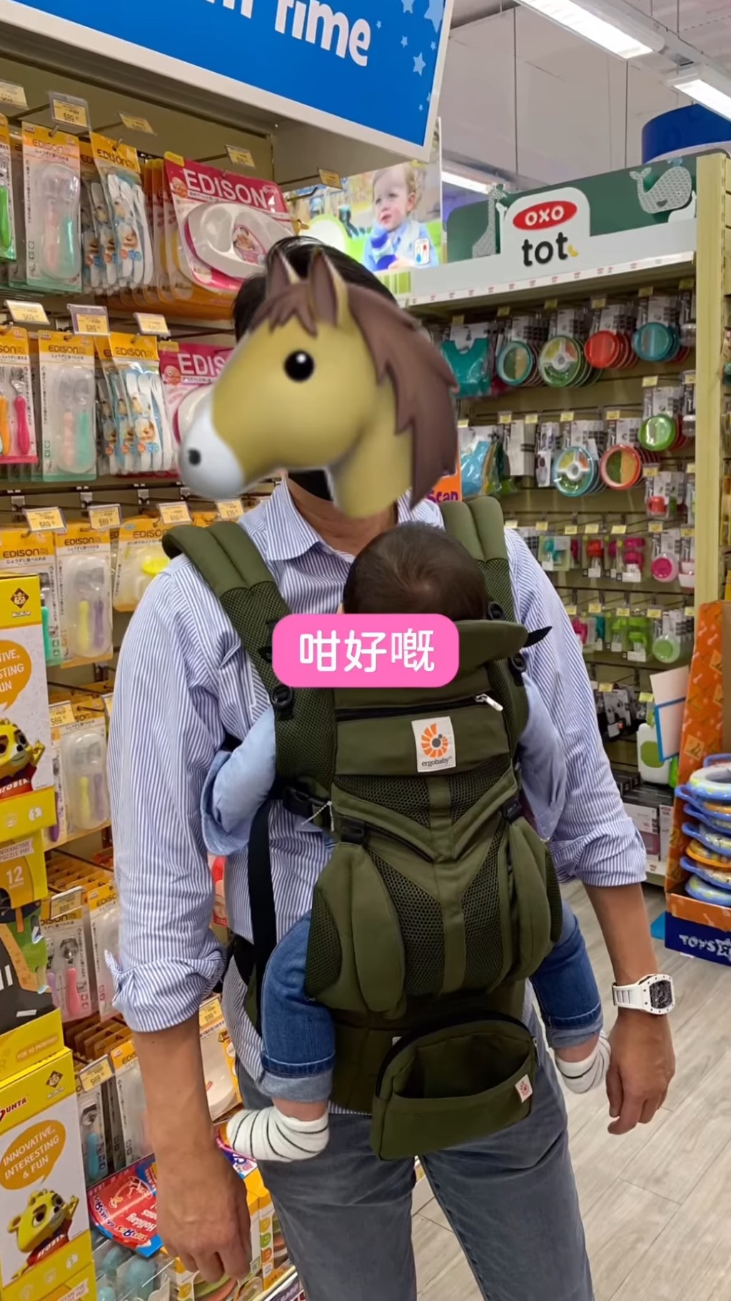 馬清鏗帶小朋友出街。