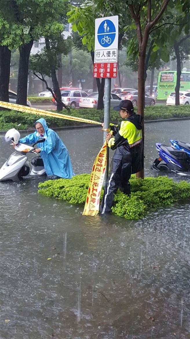 高雄市街道被水淹沒。網上圖片