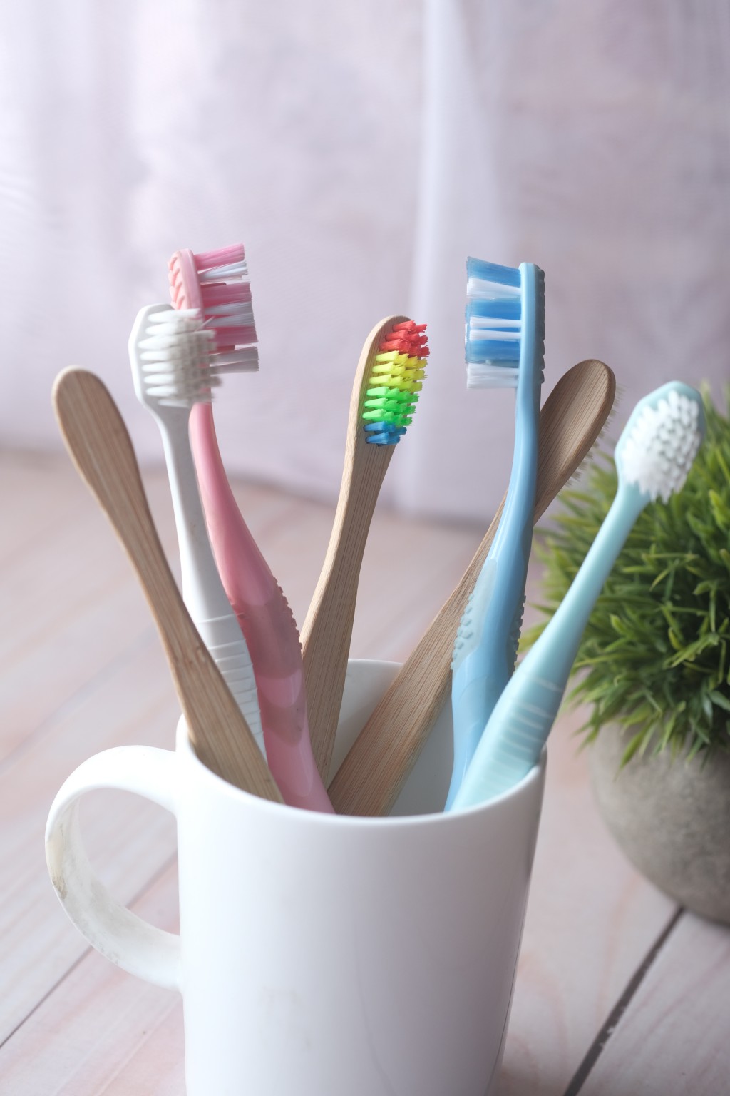 研究指牙刷柄的细菌量比起牙刷刷毛还多。 unsplash