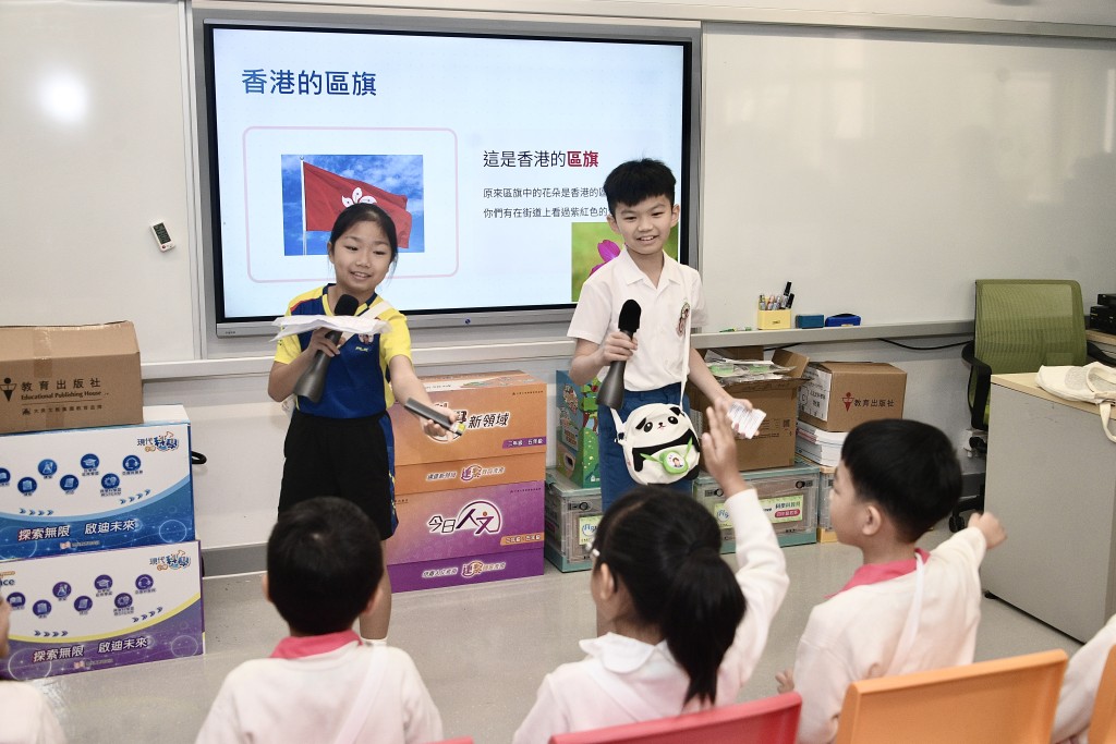 小學生擔當「國安小老師」,向幼稚園學生講解國旗的意義。 小學生擔當「國安小老師」,向幼稚園學生講解國旗的意義。