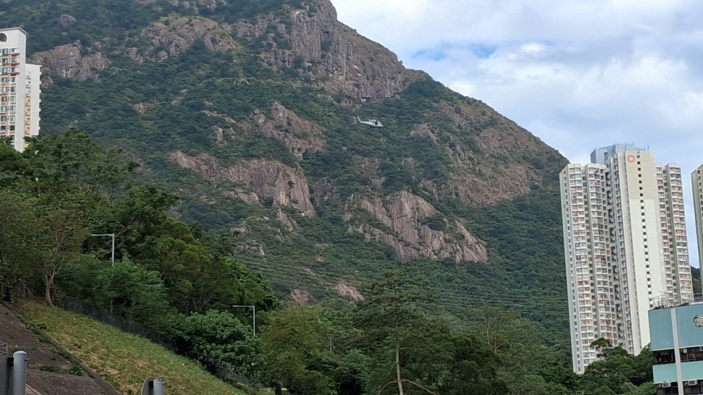 直升機下午繼續在飛鵝山一帶協助搜索。FB：Red Ho@Choi Wan Estate彩雲邨