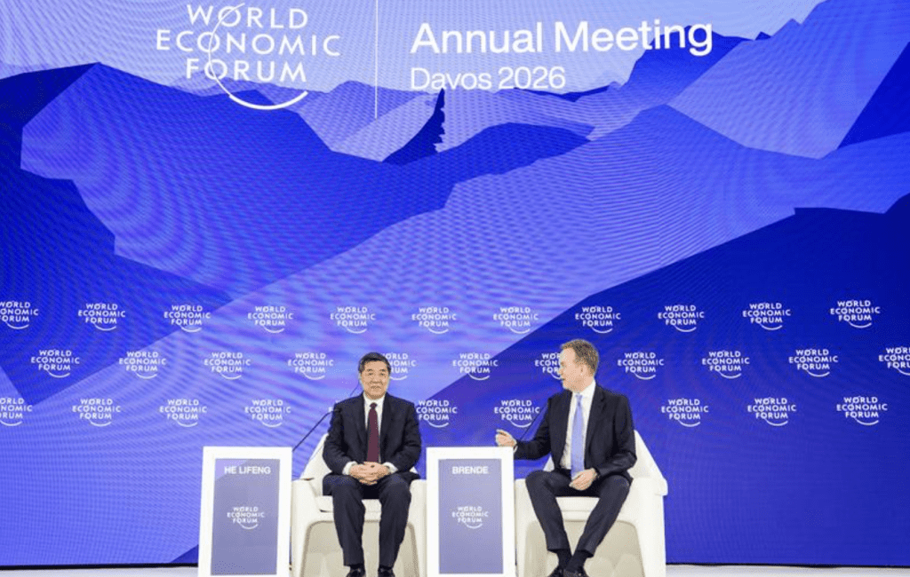 何立峰在論壇上發言時談及中美經貿關係，強調兩國經濟具有高度互補性，完全可以相互成就，而非彼此對立。新華社