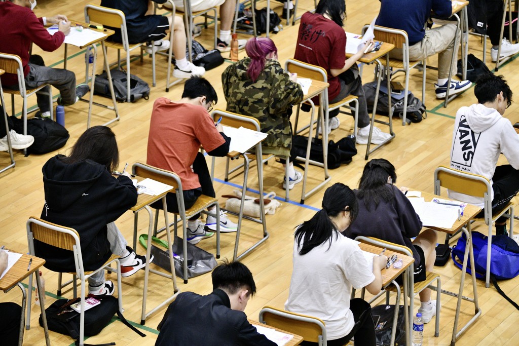 當中有近1萬人為自修生。 當中有近1萬人為自修生。
