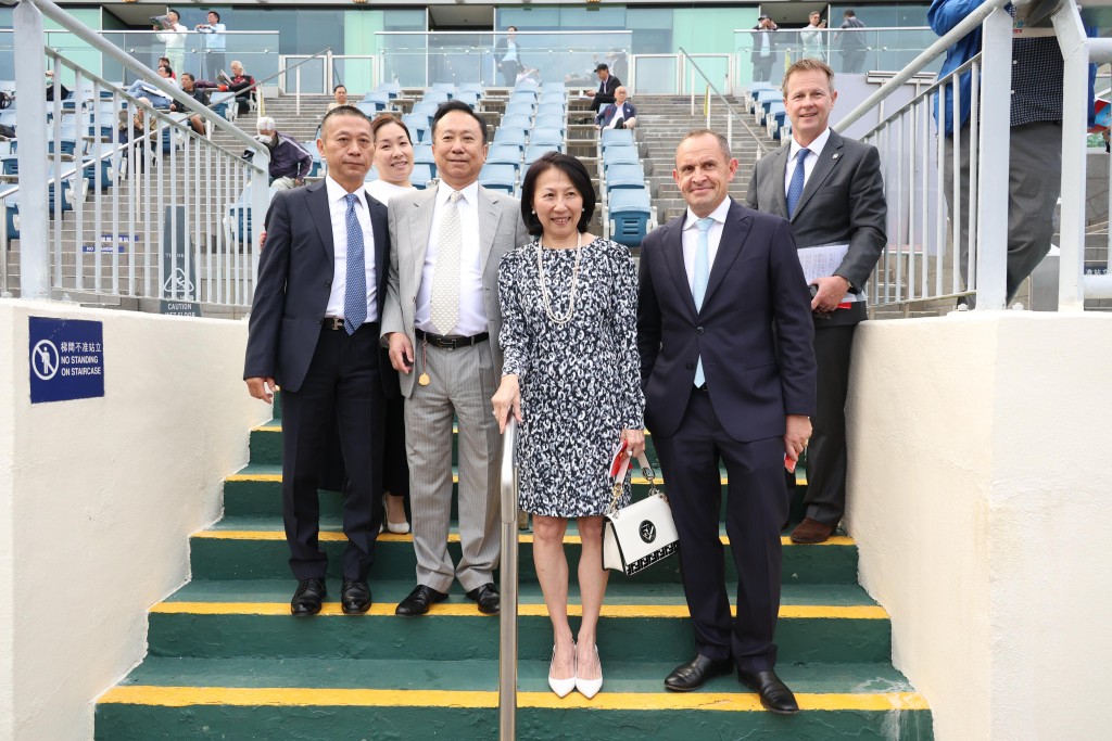 華禮納(右)來港入場支持何家駒的「川河帥駒」。果然一出即勝。 華禮納(右)來港入場支持何家駒的「川河帥駒」。果然一出即勝。