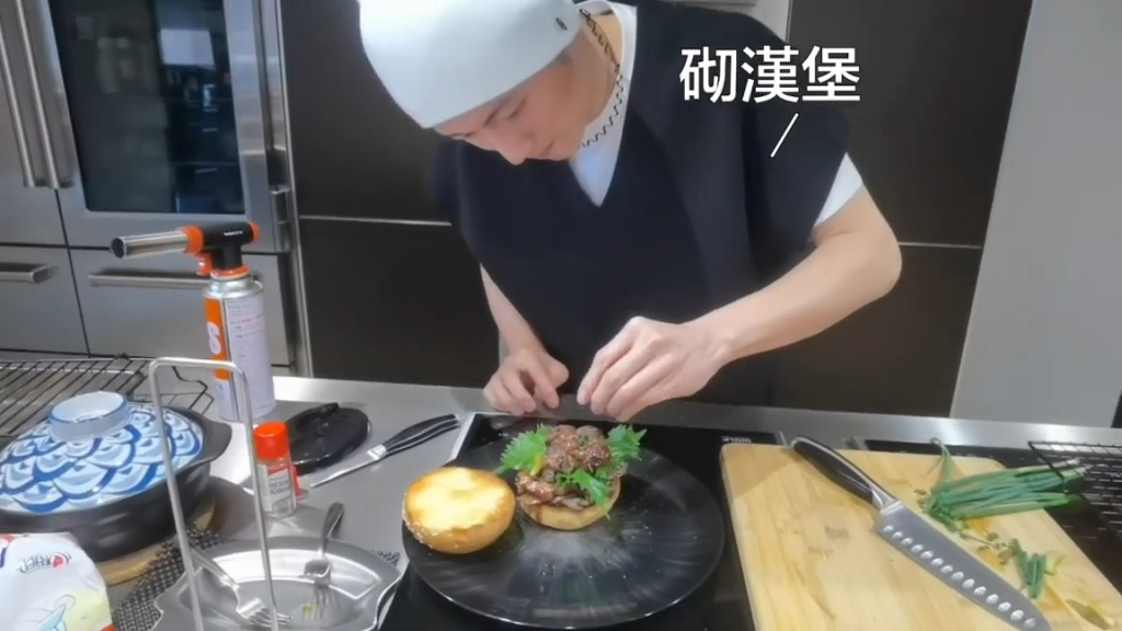 霆鋒用心砌漢堡。