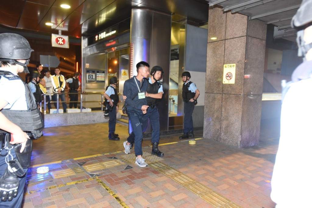 警金鐘站反恐演習,400人跨部門參與。