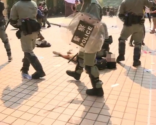 警方制服示威者。港台圖片