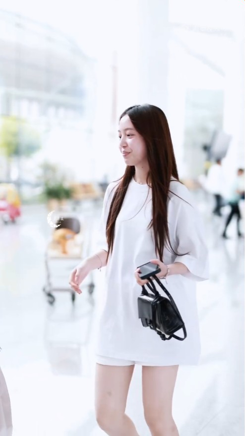 趙薇女兒已變少女。（微博圖片）