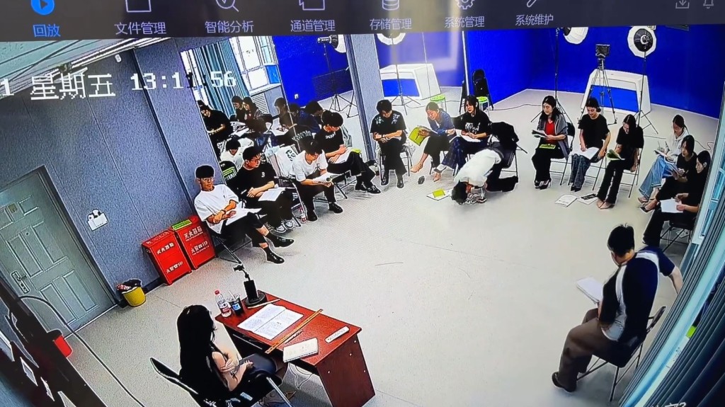 新疆高校学生堂上“钓鱼”，失控前仆铲地画面，笑爆全网。抖音