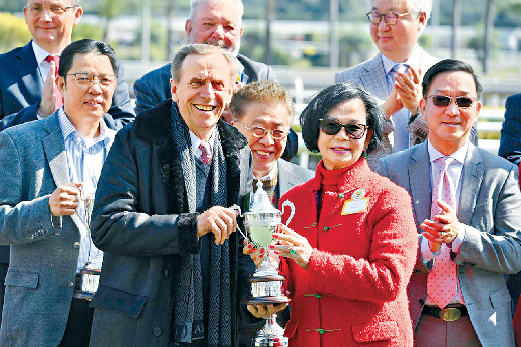 ■蔡約翰昨日3W兼捧鄉議局盃。 ■蔡約翰昨日3W兼捧鄉議局盃。