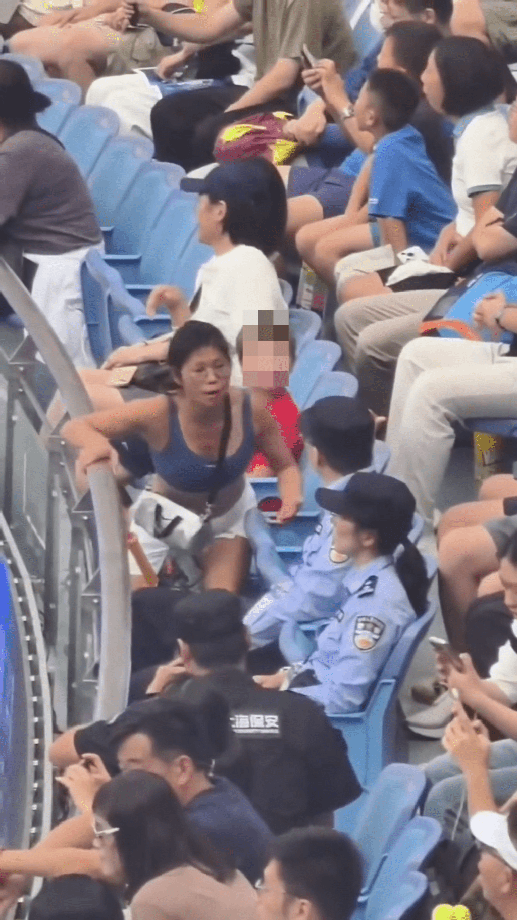 與保安發生爭執。