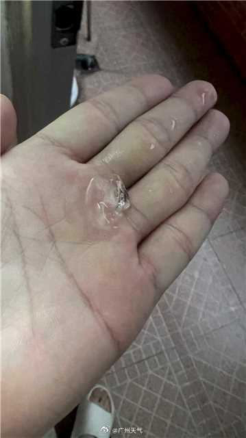 广州花都区29日早上有暴雨及冰雹。微博