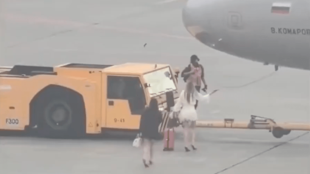 兩名女子闖入俄羅斯莫斯科謝列梅捷沃國際機場,與地勤人員理論,企圖登上客機。X影片截圖 兩名女子闖入俄羅斯莫斯科謝列梅捷沃國際機場,與地勤人員理論,企圖登上客機。X影片截圖