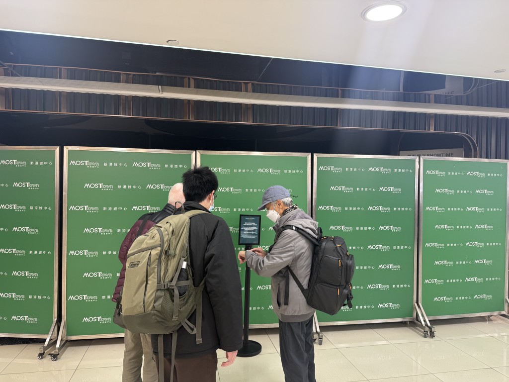 不少街坊來到「摸門釘」,查看告示才知道結業。 不少街坊來到「摸門釘」,查看告示才知道結業。