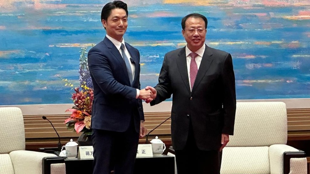 台北市长蒋万安（左）出席双城论坛的主论坛前，与上海市长龚正会面。中时新闻网